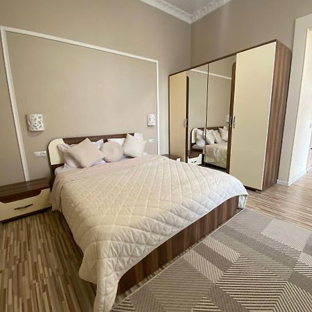 Bright Apartment In The Very Centre Lviv Exterior photo