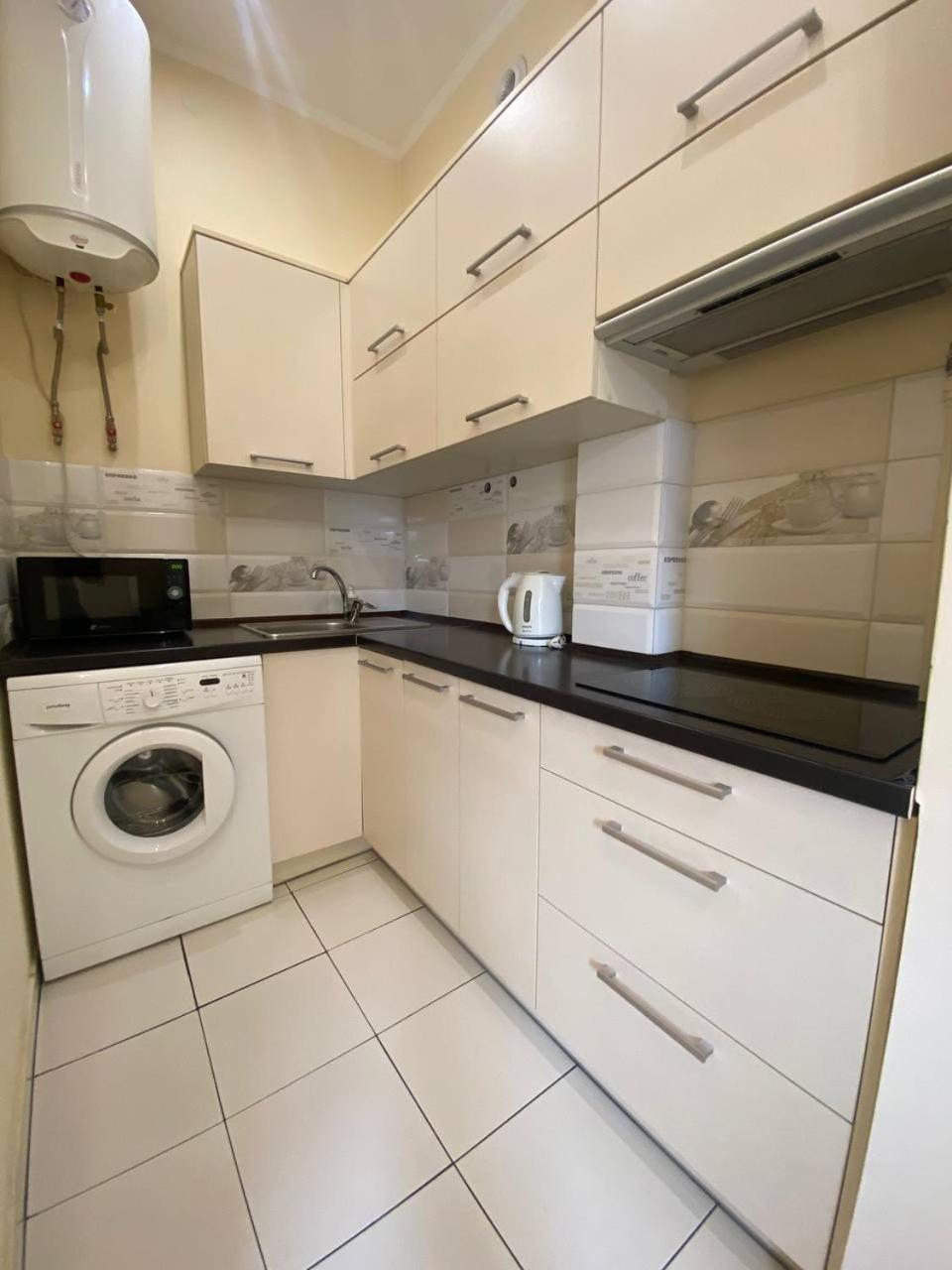 Bright Apartment In The Very Centre Lviv Exterior photo