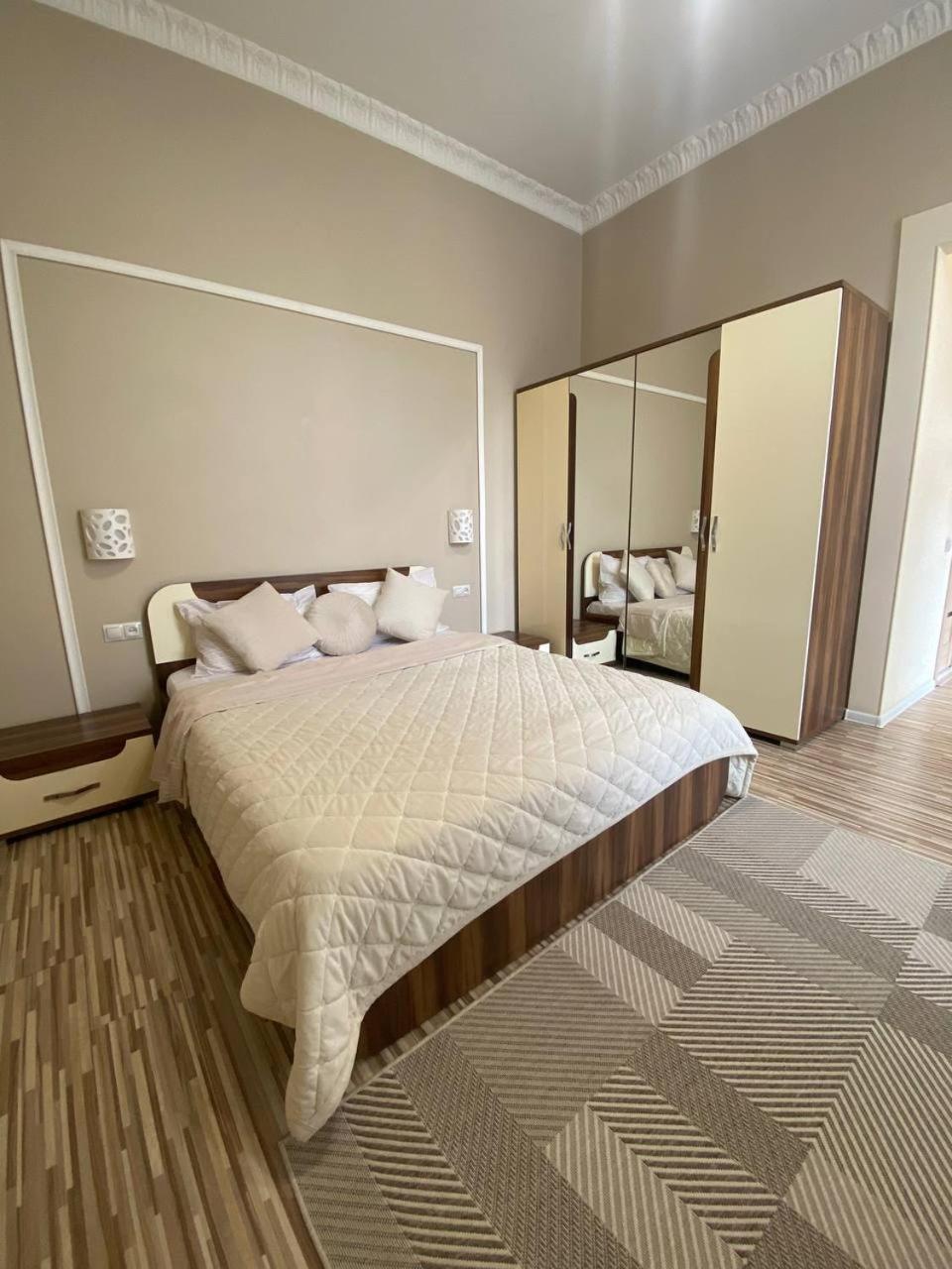 Bright Apartment In The Very Centre Lviv Exterior photo