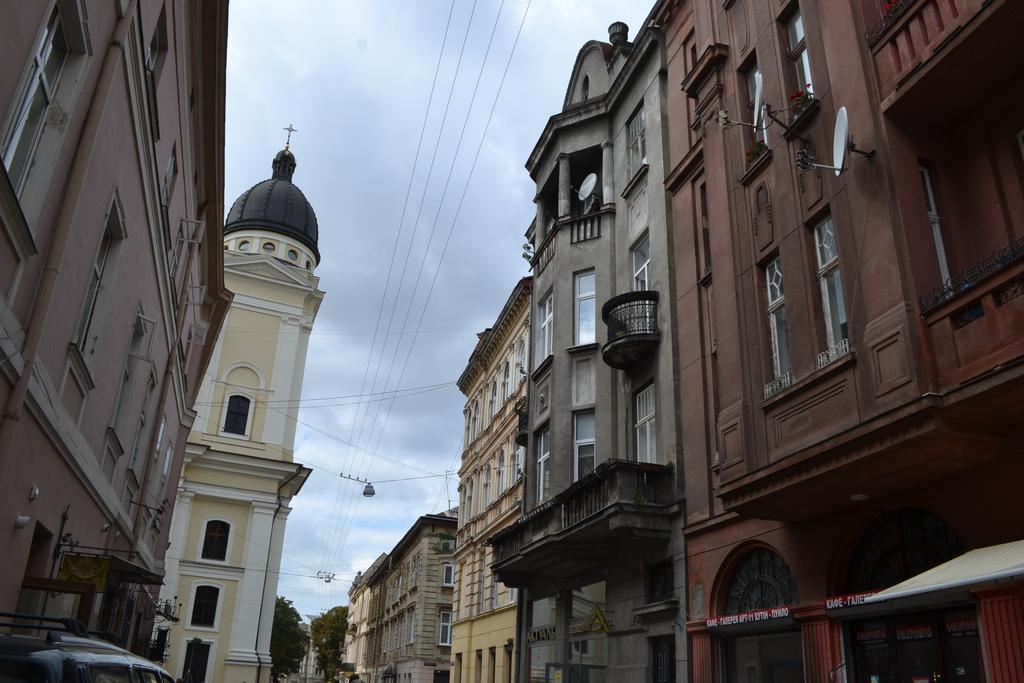 Bright Apartment In The Very Centre Lviv Exterior photo